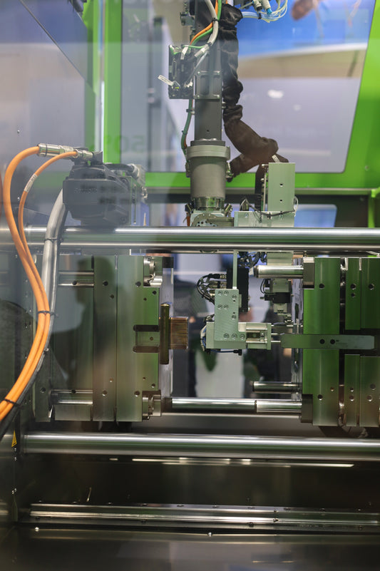 Injection molding machine producing plastic parts